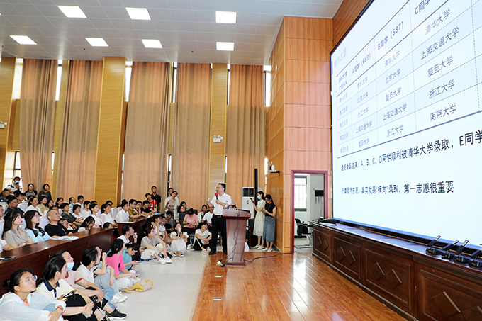 志愿填报咨询会 (2).JPG