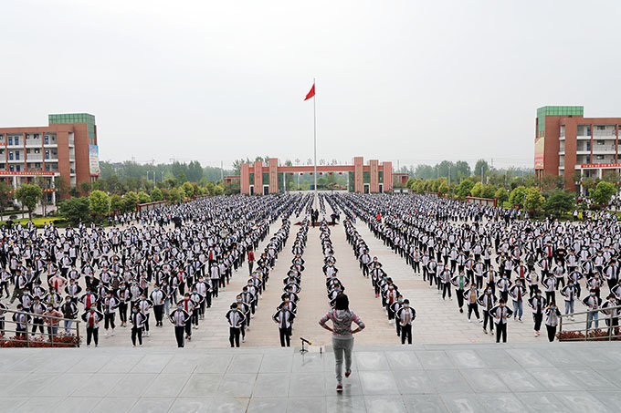 关注师生健康——扶沟高中积极倡导师生强身健体 - 扶沟县高级中学