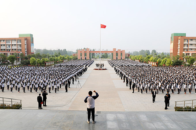 扶沟高中举行五四青年节升国旗活动