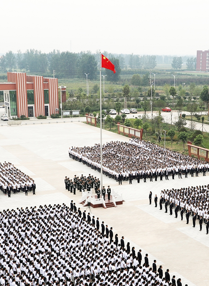 扶沟高中新校区举行全校升旗仪式